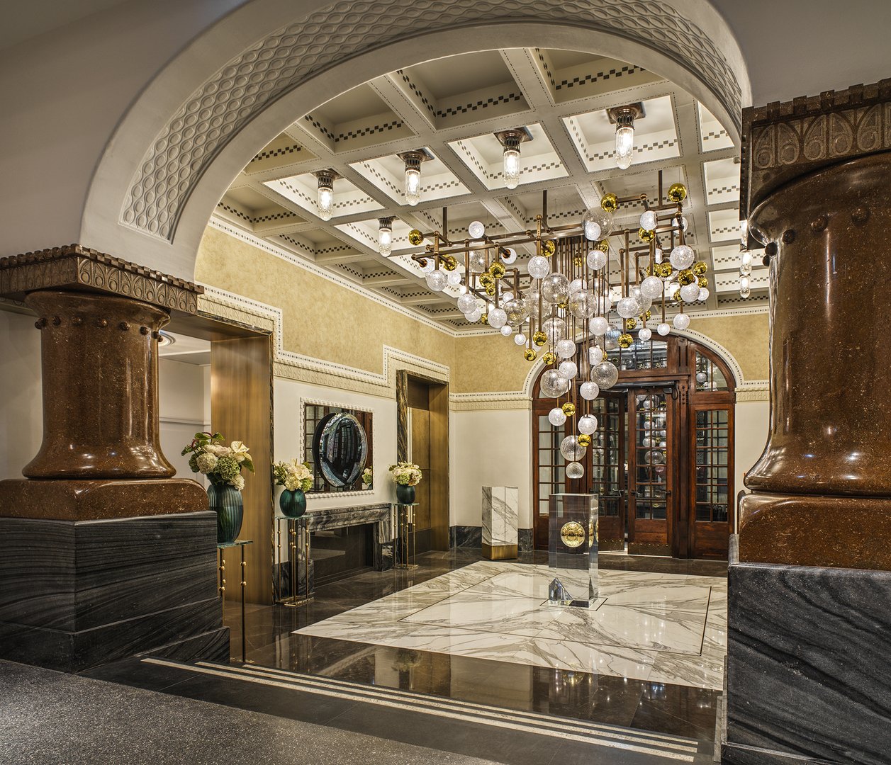 Luxuriöser Hotel-Eingangsbereich mit dekorativem Kronleuchter von 2F Leuchten und hochwertiger Lichtgestaltung im historischen Ambiente